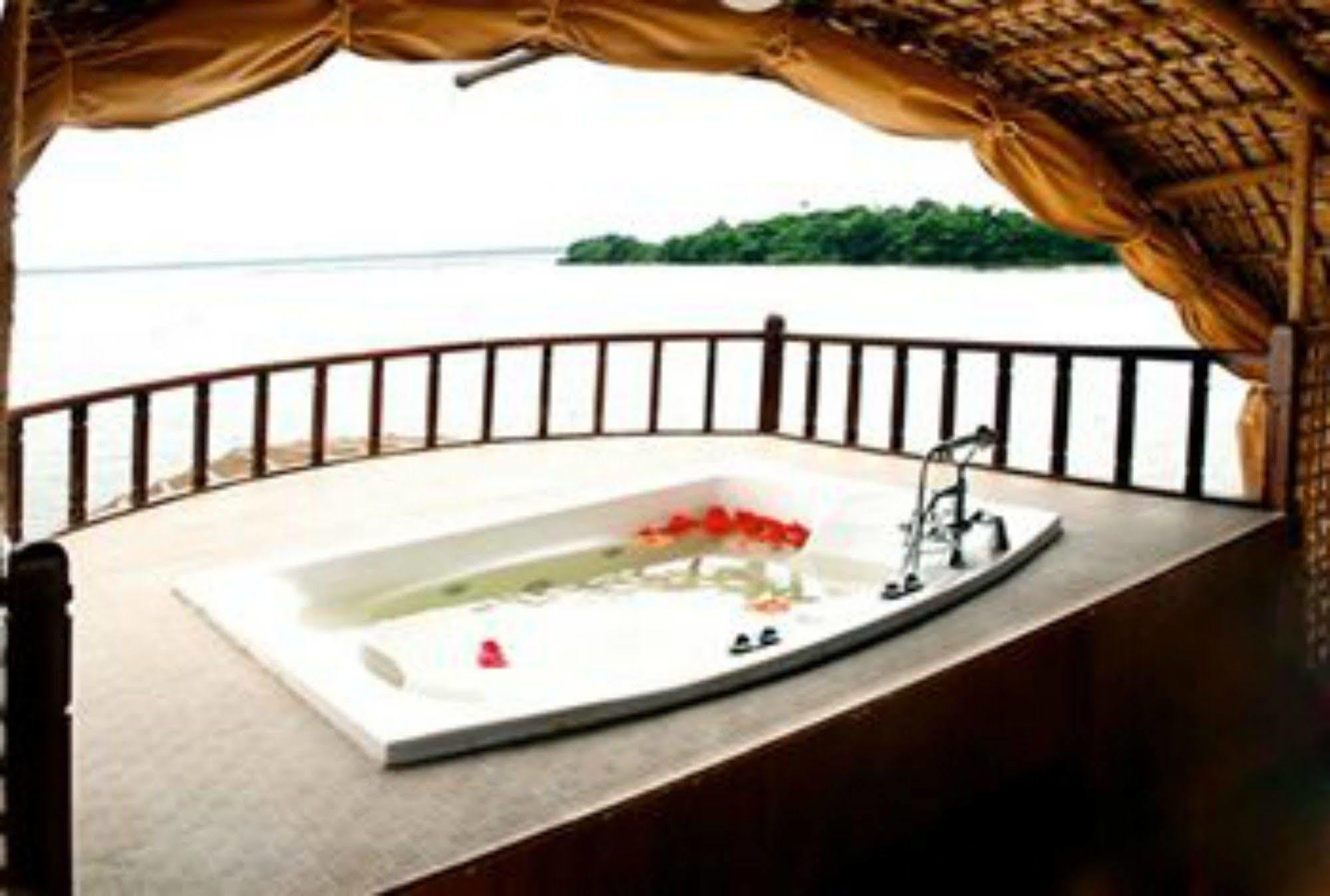 Lemon Tree Vembanad Lake Resort, Kerala Alappuzha Chambre photo
